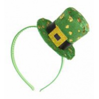 Malinký klobouček na čelence na St. Patrick’s Day.