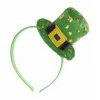 Malinký klobouček na čelence na St. Patrick’s Day.