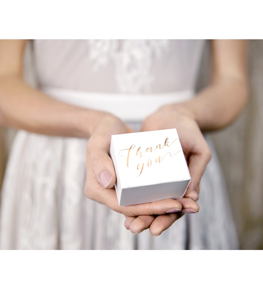 Bílé krabičky se zlatým nápisem "Thank you"