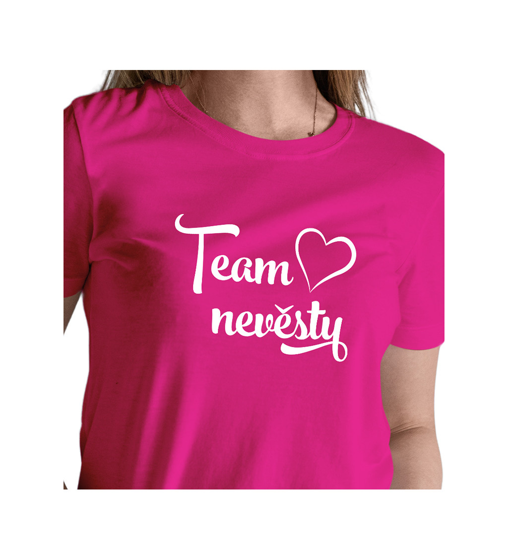 Růžové dámské tričko srdce - Team nevěsty