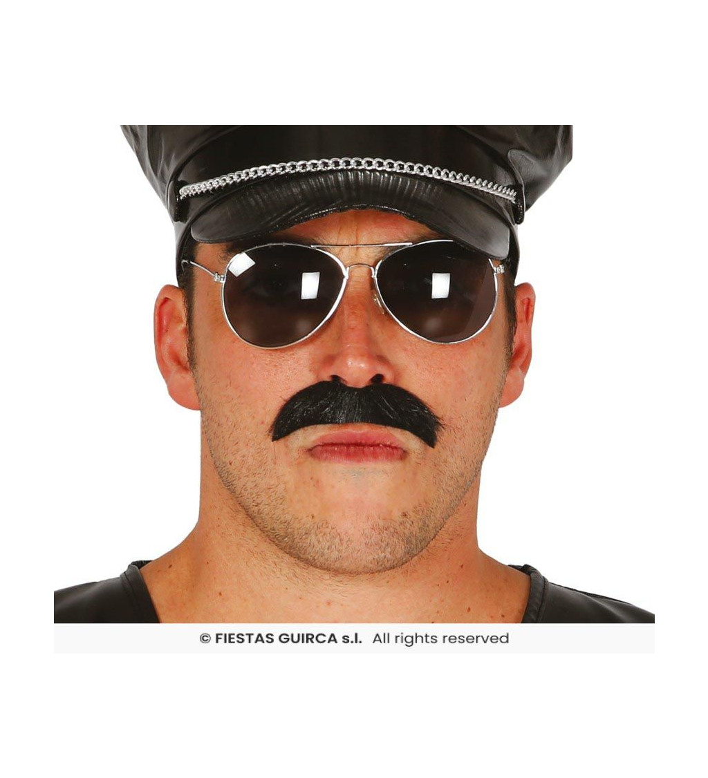 Klasický černý knír