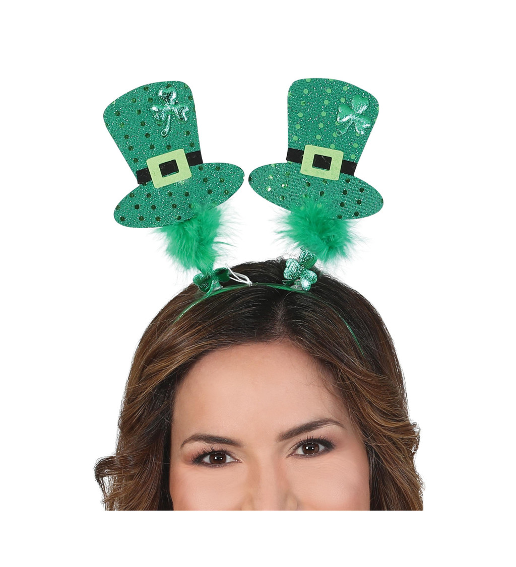 Čelenka se zelenými cylindry