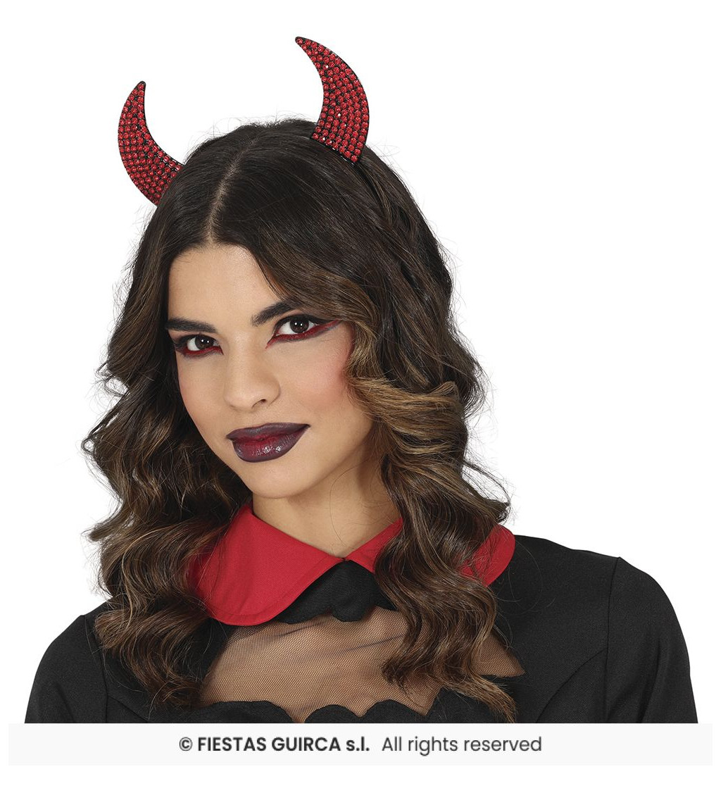 Čelenka s rohy a červenými detaily