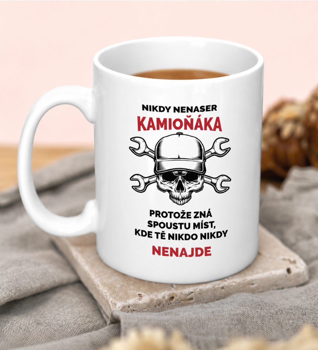 Hrnek s nápisem Nikdy nenaser kamioňáka