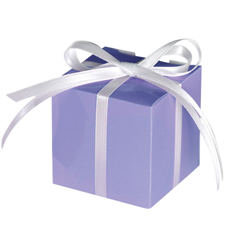 Papírová dárková krabička v lila barvě barvě s bílou mašličkou.