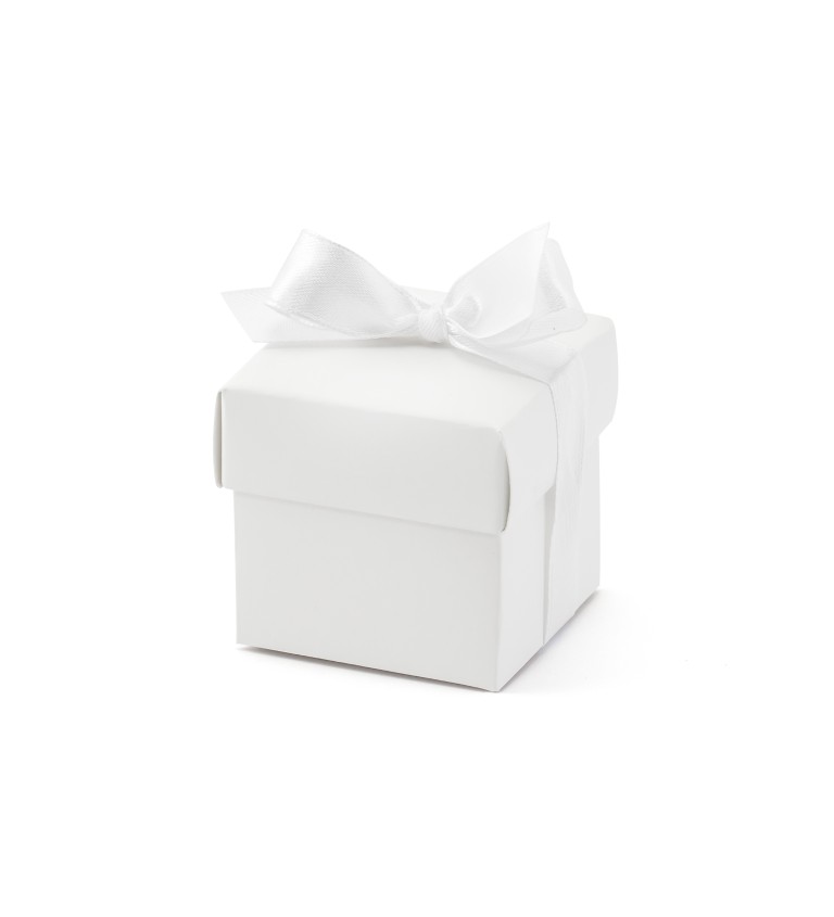 Balení bílých dárkových krabiček s mašličkou