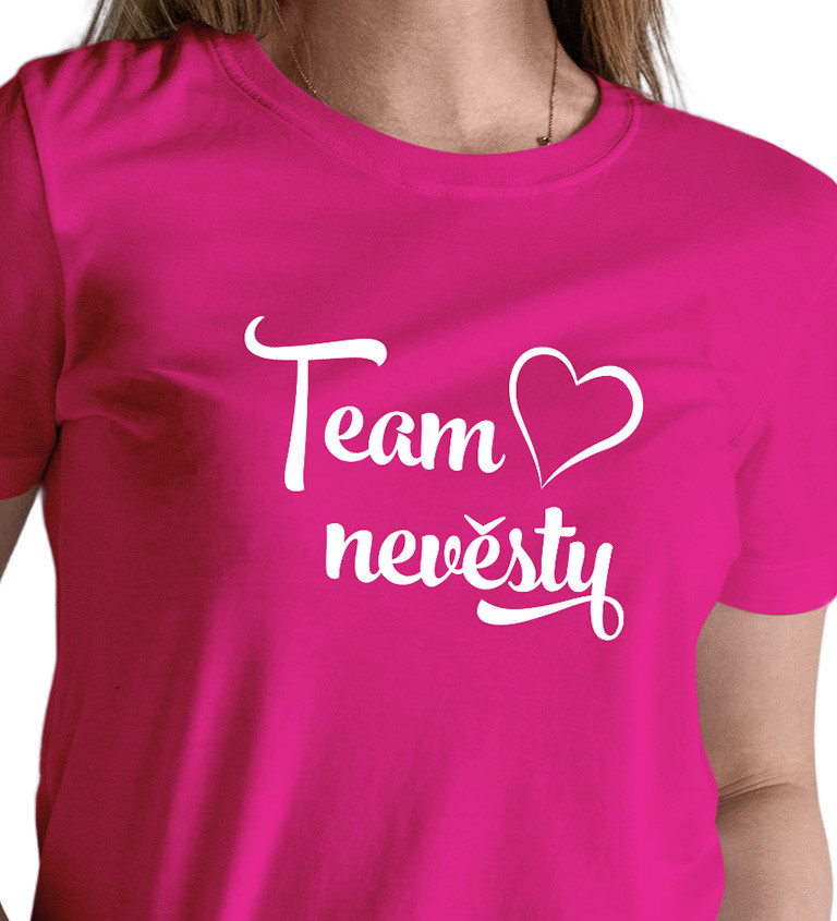 Růžové dámské tričko srdce - Team nevěsty