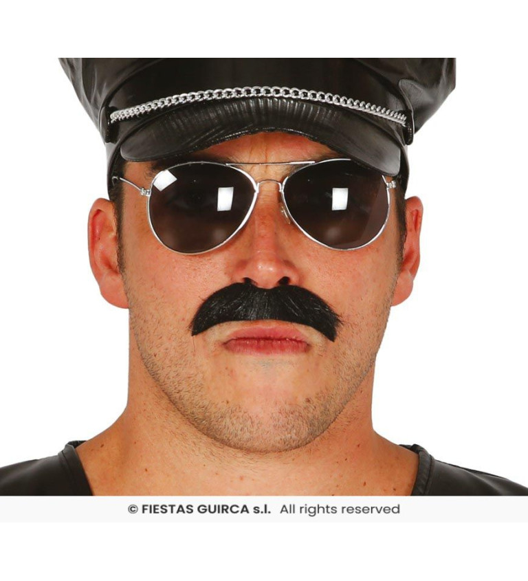 Klasický černý knír