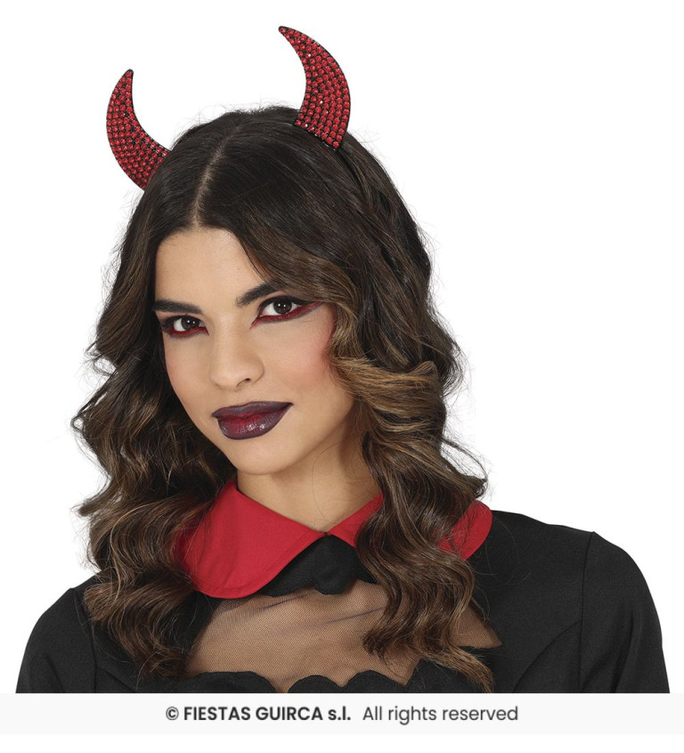 Čelenka s rohy a červenými detaily