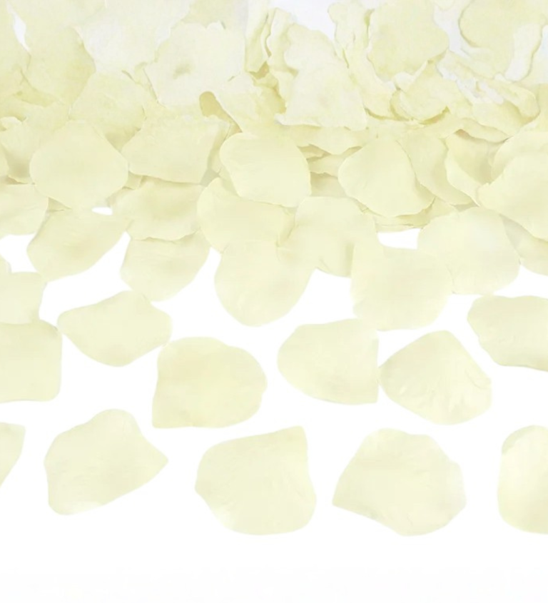 Krémové plátky růží